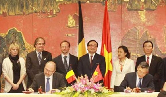 Deputy PM Hoang Trung Hai and Belgium's Deputy PM Johan Vande Lanotte witnesses the signing of cooperative agreements - Photo: VGP