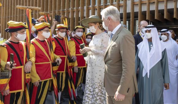 Le Roi et la Reine de Belgique saluent l'Ommegang présent pour la fête nationale belge à l'Expo Dubaï