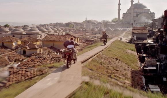 This motorcycle chase in the last James Bond was filmed with a camera on board a helicopter designed by Flying-Cam.