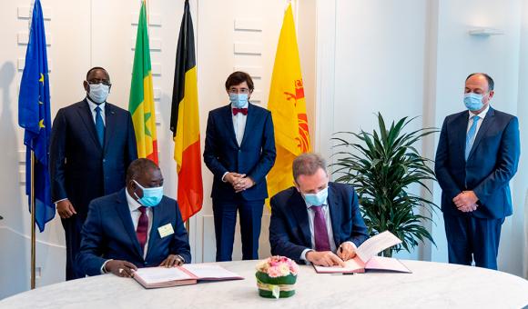 Signature des intentions en avril 2021 en présence du Président du Sénégal, Macky Sall, du Ministre-Président du Gouvernement wallon, Elio Di Rupo et du Ministre de l'Economie Willy Borsus