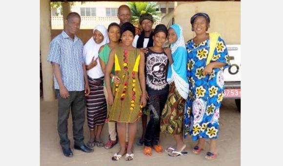 6 stagiaires de 3ème année au Centre de santé de MATERI au nord-ouest du Bénin, accompagnés de 3 enseignants de l’IFSIO (c) Apefe