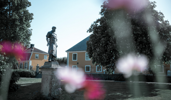 "The Worker" statue by Gottfrid Larsson (1917), representing the Walloon blacksmith, in the gardens of de Geer Manor in Lövstabruk © J. Van Belle – WBI