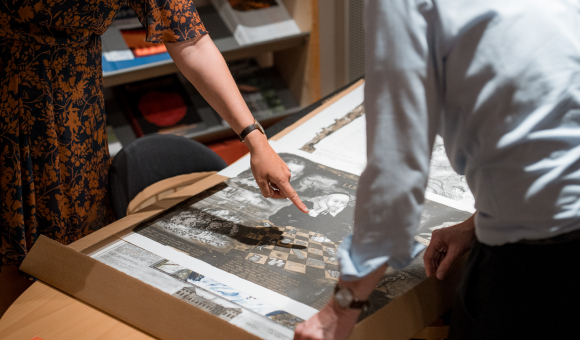 Le bibliothécaire de la bibliothèque de Jernkontoret à Stockholm et Amandine Pekel, CEC de l’AWEX, penchés sur une lithographie de Louis de Geer © J. Van Belle - WBI