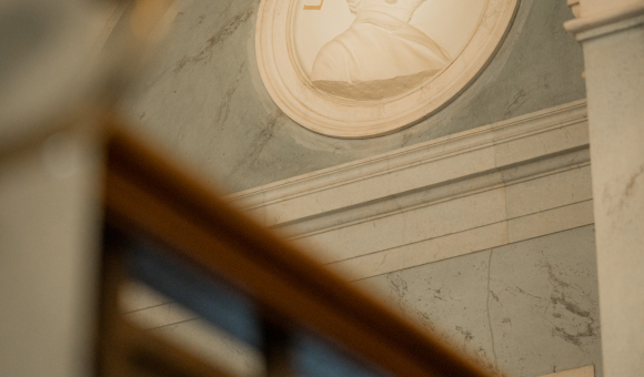 Médaillon représentant Louis de Geer, Premier ministre au 19e siècle, au Riksdag (Parlement de Suède) © J. Van Belle - WBI